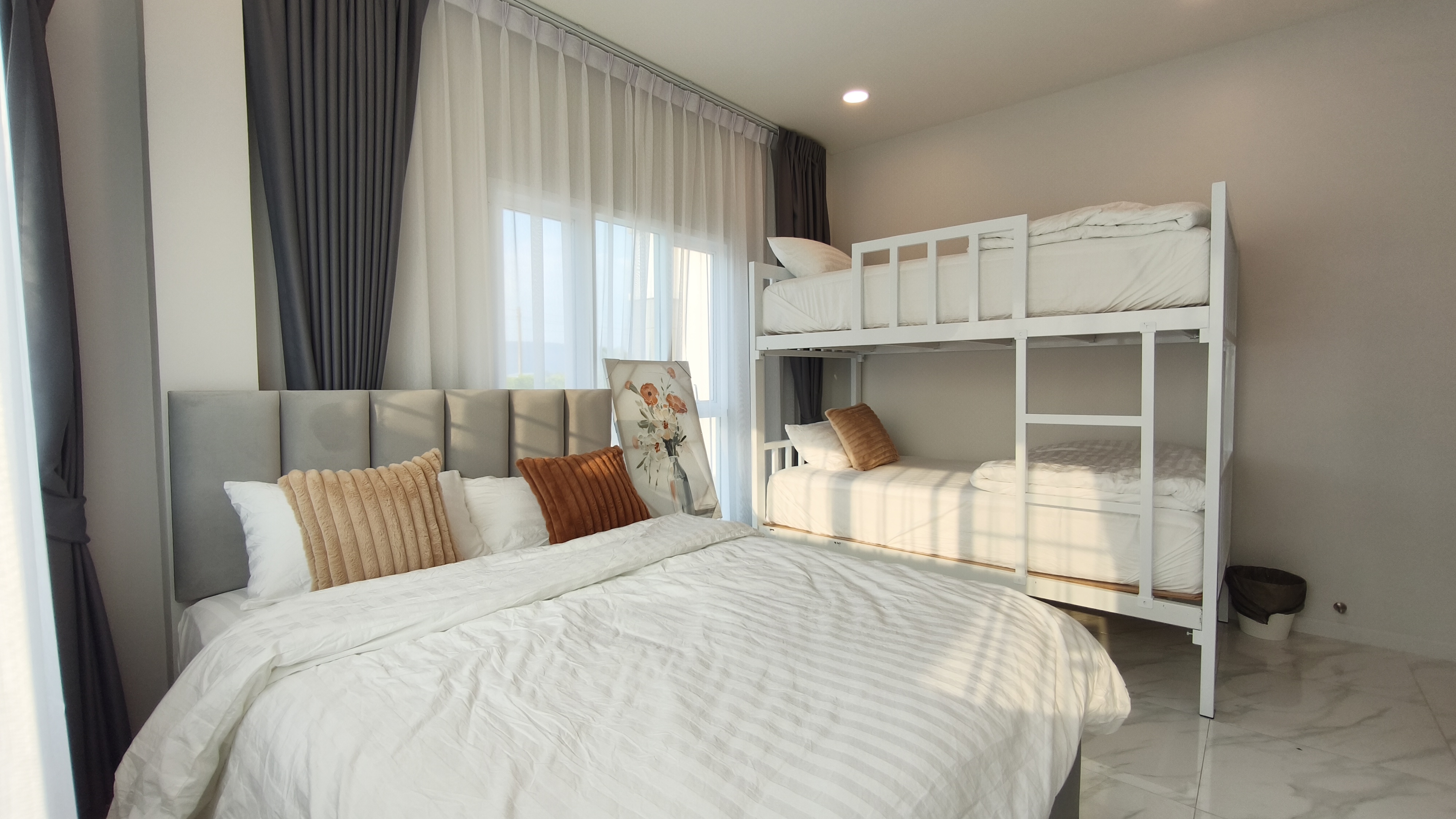 ภายนอกยามค่ำคืน